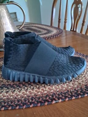 bernie mev. Black Woven Ankle Booties Sz.8